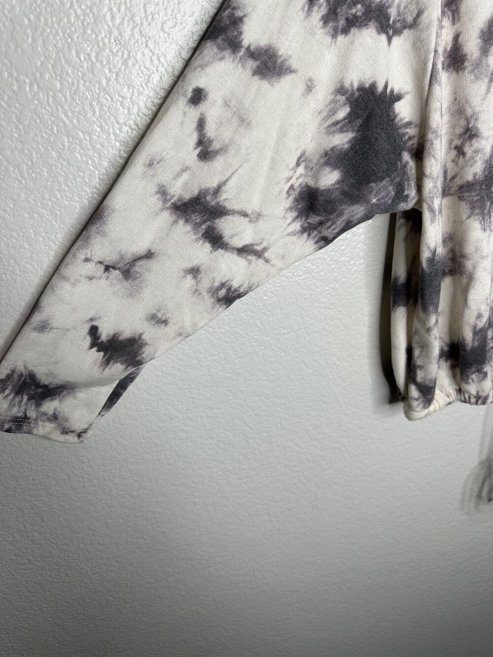Lush Sweater Womens Small Tie Dye Pullover Drawstring Hem Cozy Top Black White - Picture 4 of 6